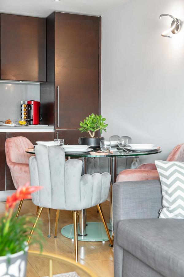 Stunning Apartment With Underground Parking! Λονδίνο Εξωτερικό φωτογραφία