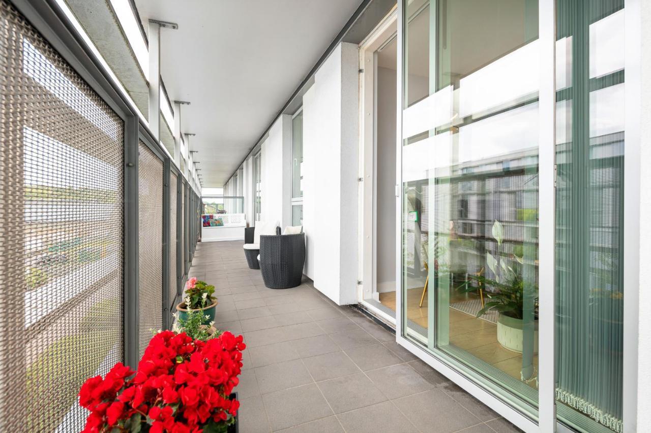 Stunning Apartment With Underground Parking! Λονδίνο Εξωτερικό φωτογραφία
